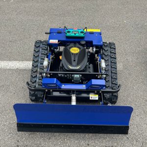 Tondeuse à gazon robotisée tout-terrain à essence de type chenillé avec déneigeur - Product Image 4