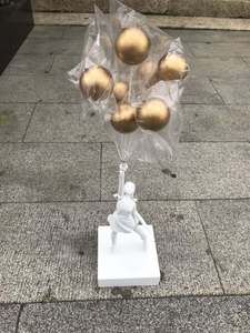 Scultura Pop Art Banksy Ragazza con Palloncino a Cuore, Statua Moderna in Resina per Arredamento Casa, Ufficio e Gallerie d'Arte - Product Image 4