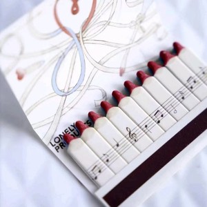 Allumettes <span class=keywords><strong>de</strong></span> <span class=keywords><strong>livre</strong></span> en papier personnalisées comme cadeaux promotionnels Boîte d'allumettes assortie aux <span class=keywords><strong>couleurs</strong></span> personnalisables Boîte d'allumettes mince en papier brun Offre Spéciale - Product Image 2