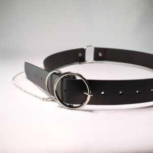 เข็มขัดโพลีเอสเตอร์สีดำสำหรับผู้หญิงพร้อมหัวเข็มขัดรูปตัว D และโซ่สไตล์ลำลอง - Product Image 2