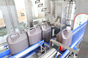 Ligne de production entièrement automatique 3-en-1 pour le remplissage et le bouchage de bidons en PEHD de <span class=keywords><strong>15L</strong></span>/10L pour <span class=keywords><strong>eau</strong></span> pure, huile et produits chimiques - Product Image 4