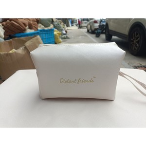 Bolsa de cosméticos Distant Friends, estuche de viaje morado resistente al agua con asa suave - Product Image 3