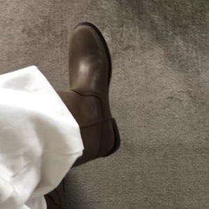 รองเท้าบูทหนังแท้สไตล์เกาหลีปี 2026 ทรงวี ปากกว้าง สำหรับผู้หญิง ความยาวครึ่งน่อง ส้นแบน แบบรองเท้าอัศวิน - Product Image 2