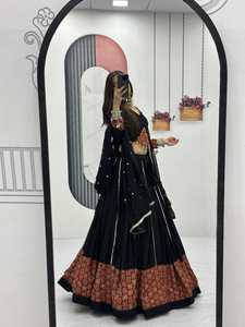 Lehenga Choli de Algodón Negro Puro Especial para Navratri con Gran Vuelo, Estampado Ajarakh y Detalles de Cinta para Fiesta, Largo hasta el Suelo para Mujer - Product Image 3