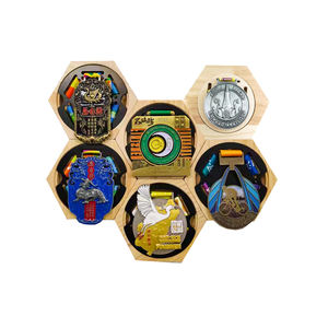 Soporte de exhibición de medallas de nido de abeja, estantes de almacenamiento de medallas de madera para exhibición de baloncesto y premios - Product Image 1