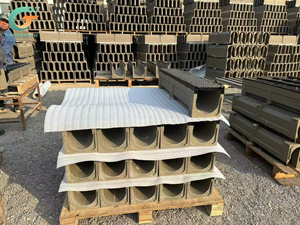 Caniveau de drainage linéaire long de conception moderne, en béton polymère de style U, pour extérieur, avec grilles - Product Image 3