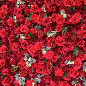 Mur de fond floral artificiel classique aux tons sombres avec un arrangement de roses épaisses pour plusieurs scènes commerciales - Product Image 5