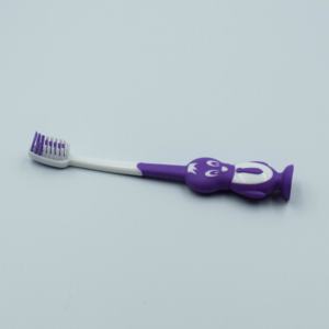 Cepillo <span class=keywords><strong>de</strong></span> dientes personalizado para niños cepillo <span class=keywords><strong>de</strong></span> dientes suave para bebés lindo <span class=keywords><strong>pingüino</strong></span> púrpura cepillo <span class=keywords><strong>de</strong></span> dientes para niños con juguetes - Product Image 4