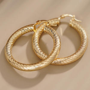 Orecchini a Cerchio Placcati Oro per Donne, Design Classico Intrecciato, Gioielli in Lega, Finitura 18K, Eleganti per Uso Quotidiano - Product Image 3