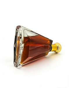 <span class=keywords><strong>Bouteille</strong></span> à liqueur en verre personnalisable et en gros, <span class=keywords><strong>bouteille</strong></span> transparente de haute qualité à coupe diamantée en forme de pyramide avec bouchon, 700 ml - Product Image 3
