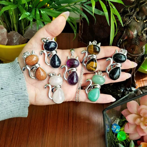 猫の宝石チャームペンダント 天然石ヒーリングクリスタルチャーム プラチナトーン真鍮製金具付き ウィッカ・ペイガンペンダント - Product Image 1