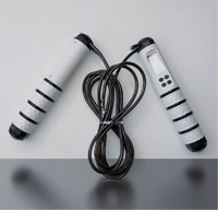 Corde à sauter à écran LCD à 4 touches avec poignée rayée noire et blanche pour l'entraînement de fitness en salle de sport