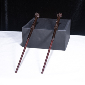 Nuova Bacchetta Magica in Resina Finemente Intagliata con Design Semplice per Harry, <span class=keywords><strong>Hermione</strong></span>, Voldemort - Regalo <span class=keywords><strong>di</strong></span> Halloween per Bambini - Product Image 3