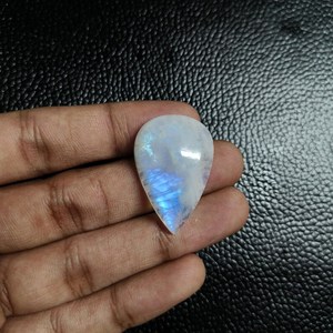 Cabochon Poire Premium en Pierre de Lune Arc-en-ciel 33x22mm pour Fabrication de Bijoux, Pierre Précieuse en Vrac, Exportateur OEM, Fabricant Inde - Product Image 2