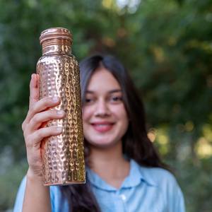 Bouteille d'eau en cuivre pur 1L d'excellente qualité verres de voyage réutilisables cadeau parfait pour lui et sa vente à l'exportation - Product Image 3