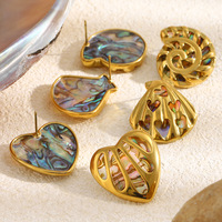 Boucles d'oreilles pendantes chic en acier inoxydable plaqué or 18 carats, motif coquillage creux corail et abalone, pour femme, style plage et océan