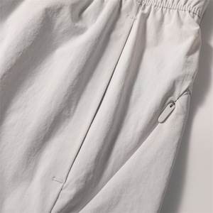 Shorts de course unis pour hommes, shorts de sport pour la course à pied et la gym, shorts d'entraînement avec poche zippée - Product Image 2