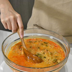 Cuillère à soupe en bois Janeva, fabriquée en teck massif et de qualité alimentaire, offre un ustensile naturel, durable et élégant. - Product Image 3