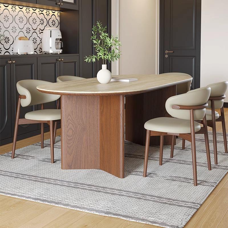 โต๊ะหนึ่งตัวพร้อมเก้าอี้สี่ตัว