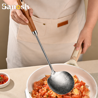 SANOSH Louche en titane pur, grande cuillère de cuisine pour marmite, ustensile avec manche en bois naturel, longueur 40 cm, prise en main facile, compatible lave-vaisselle