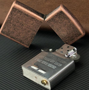 Briquet à roue à silex en bronze moleté vintage avec logo personnalisé, en métal, au kérosène, coupe-vent, écologique, portable et rechargeable - Product Image 4