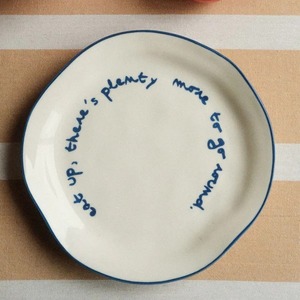 Assiettes en céramique de forme irrégulière en gros avec citations manuscrites - Vaisselle créative pour la maison, les restaurants et les cadeaux - Product Image 2