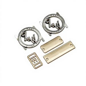 Etiquetas Metálicas Personalizadas con Logotipo en Relieve, Adhesivas y Ecológicas para Prendas, Zapatos, Bolsos y Gorras - Product Image 1