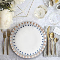 Séduisant ensemble d'assiettes en porcelaine Motifs artistiques multicolores à bords de points pour des paramètres de table de mariage mémorables