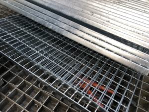 Grilles en acier pressé avec mailles galvanisées à chaud 44 x 44 pour couvercles de drains, grilles en acier sur mesure - Product Image 3