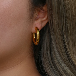 Boucles d'oreilles créoles épaisses en acier inoxydable plaqué or 18 carats, style minimaliste, collection Dreamshow, vente chaude, vente en gros - Product Image 3