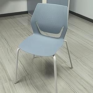 Chaise de bibliothèque et de salle de classe en plastique ergonomique à dossier creux, empilable, confortable et au design moderne - Product Image 1