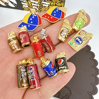 Liontin Makanan Kaleng Enamel Martin dan Popes. Liontin Enamel Berlapis Emas dengan Tema Minuman Venezuela