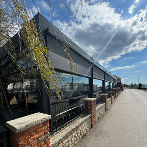 Pergola extérieure en aluminium enduite de poudre du luxe 5x5 avec les écrans motorisés et la clôture en verre - Product Image 1