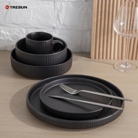 Service de table de luxe en céramique marron mat gaufré, comprenant des assiettes et des bols ronds doubles, pour une cuisine élégante
