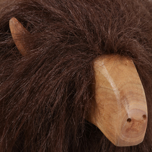 Scultura di mucca delle Highland, realizzata a mano in legno e pelliccia, decorazione per casa, ufficio e scaffali. - Product Image 6