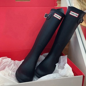 Botas de lluvia para mujer de nuevo diseño, impermeables, hasta la rodilla, con hebilla ajustable para el uso diario y estilo urbano. - Product Image 1
