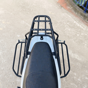 Porte-bagages extérieur robuste en acier noir mat M-Biker VinFast Feliz pour trottinette électrique – Accessoires - Product Image 1