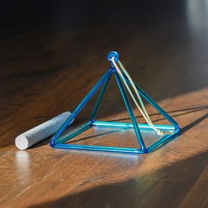 Pyramide chantante en quartz bleu triangulaire personnalisée par l'usine Jinfang avec maillet et sac de transport pour la guérison par le bain sonore et la méditation - Product Image 2