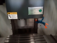 Haute qualité 3 axes Vmc640 Vmc850 Centre d'usinage vertical BT40 fraiseuse CNC automatique taraudage de forage à usage moyen