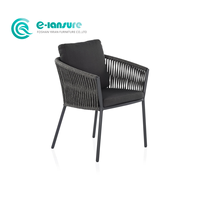 Ensemble de salle à manger d'extérieur moderne nordique, structure en aluminium durable et chaises en corde tressée pour jardin, villa, hôtel