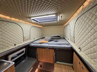 Nouveau modèle de camping-car léger avec un aménagement intérieur moderne pour les voyages en plein air, camions