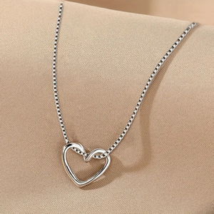 Collana con Ciondolo a Cuore in Argento 925, Design Minimalista Unisex per Uso Quotidiano, Catena Placcata in Oro Bianco - Product Image 1