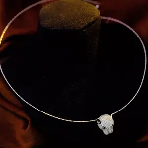 Conception de mode bijoux en or 18k, émeraude éblouissante et diamant brillant collier tête de léopard exquis