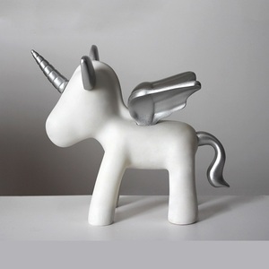 Statuetta di <span class=keywords><strong>Unicorno</strong></span> Alato in Resina Bianca, Statua di Alicorn, Cavallo Magico Arcobaleno Pastello, Ornamento da Scrivania da Collezione, Regalo per Ragazze, Vendita all'Ingrosso - Product Image 3