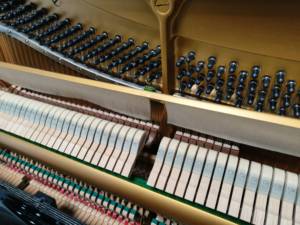 Piano droit d'occasion Yamaha U1M japonais, 88 touches pleine taille, mécanique à marteaux Beffa - Product Image 4