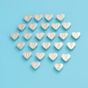 Colgante Personalizado de Acero Inoxidable con Forma de Corazón y Letra Inicial Grabada A-Z para Hacer Collares y Pulseras - Product Image 1
