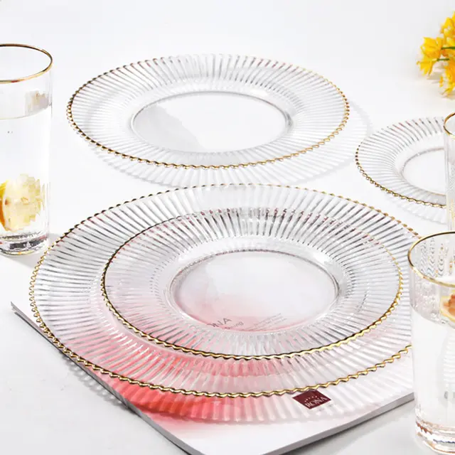 Assiette de présentation transparente en verre rond décoratif de mariage de 13 pouces avec des perles d'or pour l'assiette de dîner d'événement