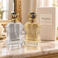 Flacon de parfum en verre côtelé vertical de 100 ml, rechargeable, avec pompe, bouchon rectangulaire doré en forme de couronne, brume de parfum de luxe