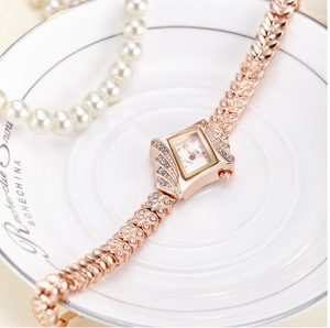 Montre pour femmes de luxe de niche, en forme de diamant, ciel étoilé, bracelet en alliage, tendance - Product Image 2