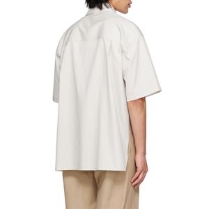 เสื้อเชิ้ตผ้าฝ้ายสีเทาทรงหลวม แขนสั้น ตะเข็บข้างระบายอากาศ มีกระเป๋าปะ  สำหรับผู้ชาย พร้อมโลโก้แบบกำหนดเอง - Product Image 4